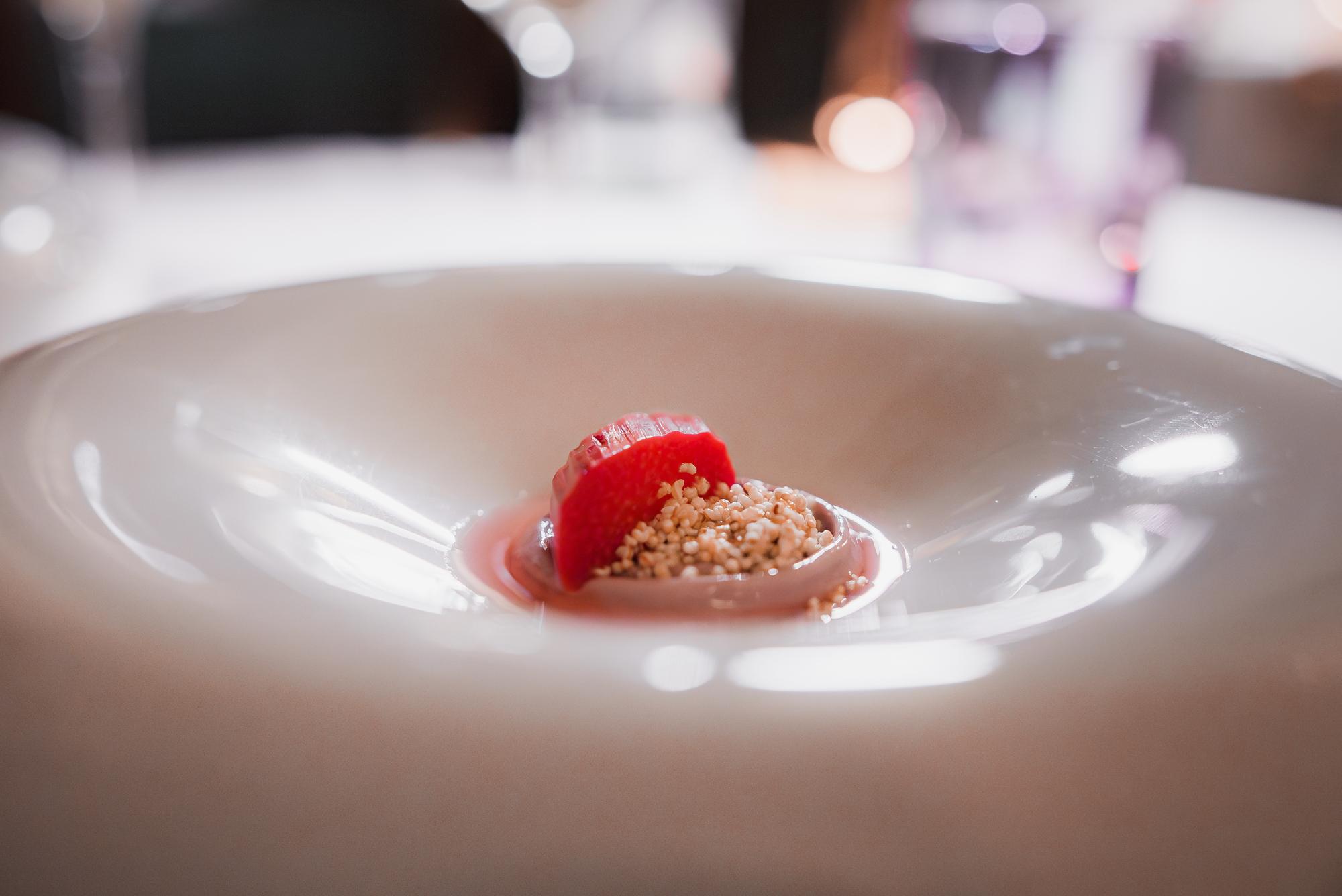 Delikatnie podana fine dining kompozycja na talerzu