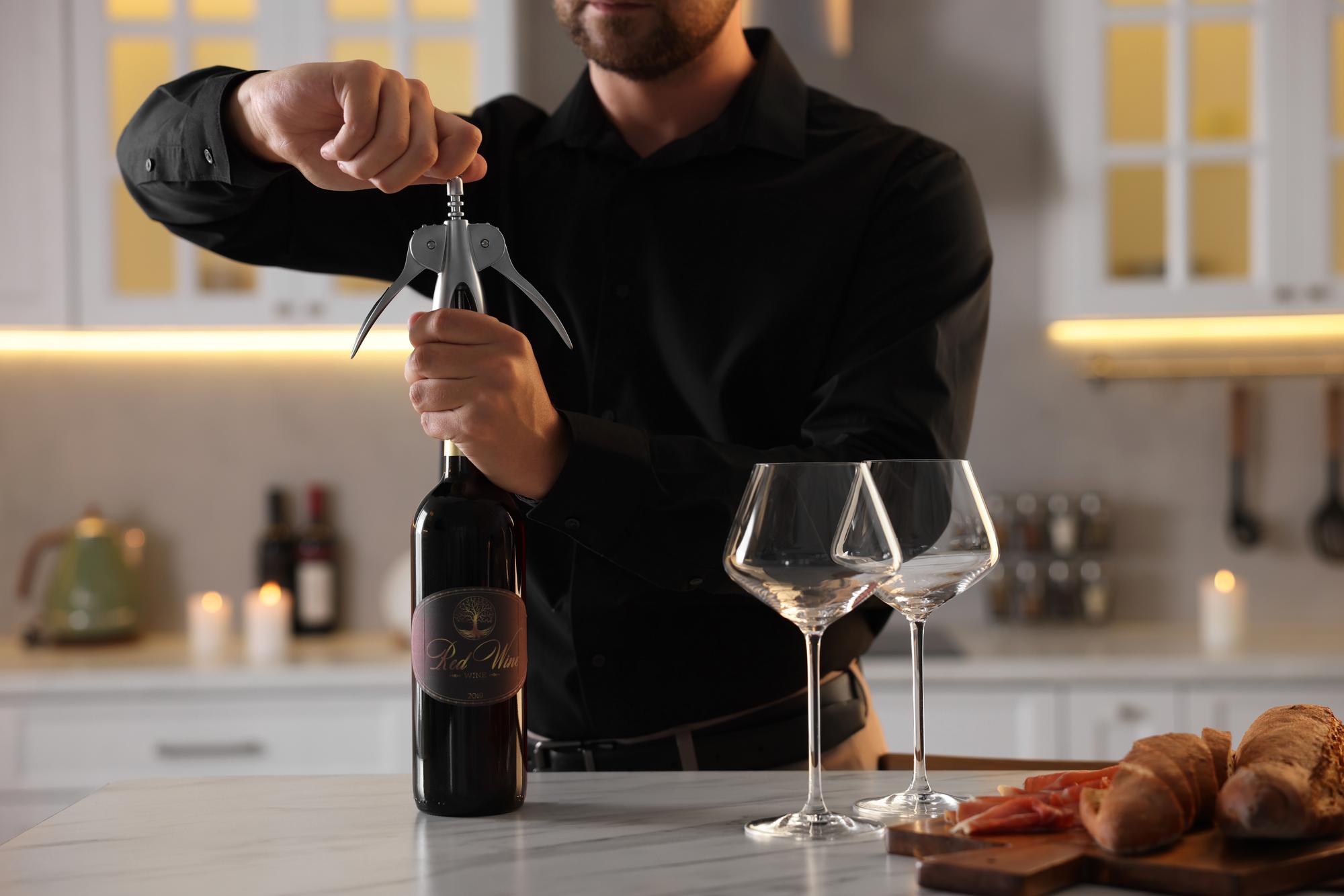 Sommelier prezentujący butelkę wina